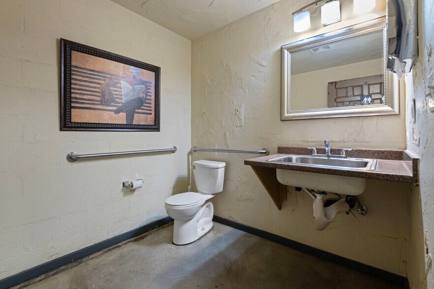 More Photos Of 23 NW Greenwood Ave, Bend Storefront For Sale