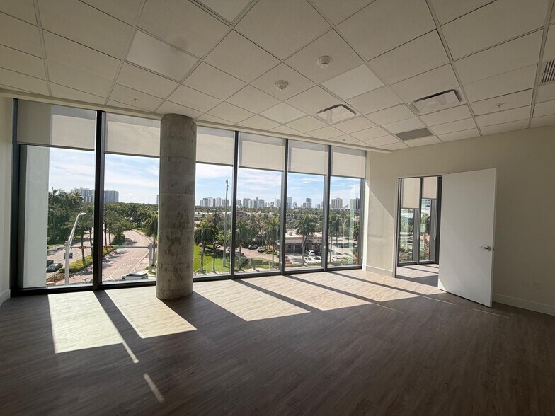 More Photos Of 21290 Biscayne Blvd, Aventura Office Residential For Lease