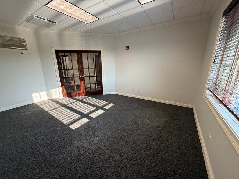 More Photos Of 1880 W Winchester Rd, Libertyville Medical For Sale
