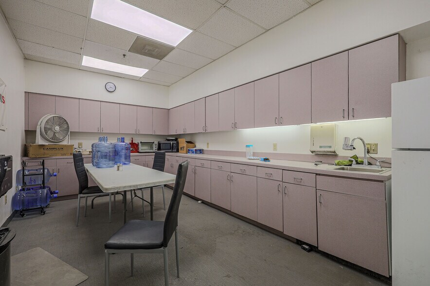 More Photos Of 2005-2007 W 103rd Ter, Leawood Service For Sale