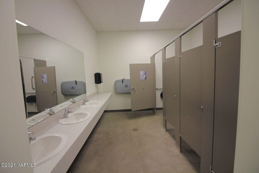 More Photos Of 1710 Gregory Avenue Ext, Sunnyside General Retail For Sale