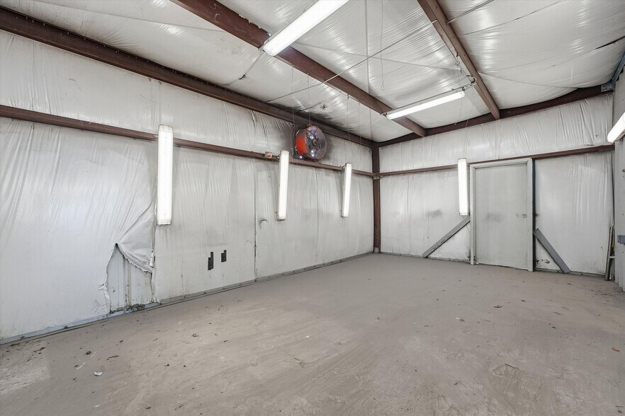 More Photos Of 8438 Windfern Rd, Houston Light Manufacturing For Lease