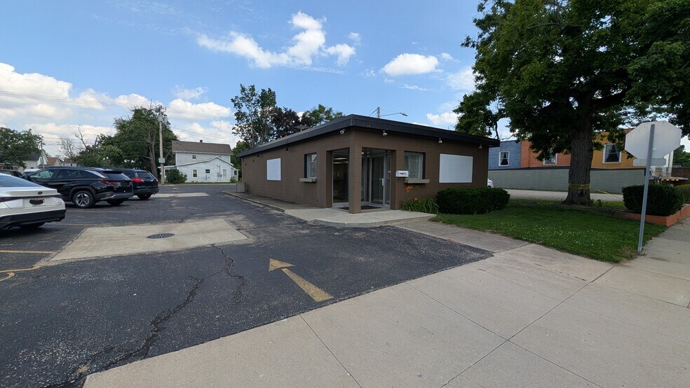 More Photos Of 922 Division St, Mishawaka Storefront Retail Office For Sale
