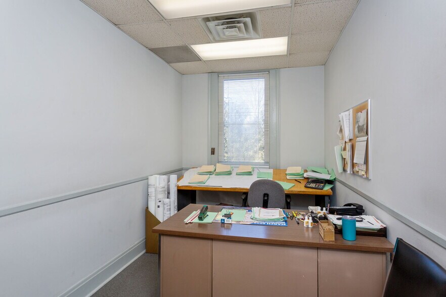 More Photos Of 710 4th St, Shenandoah Warehouse For Sale