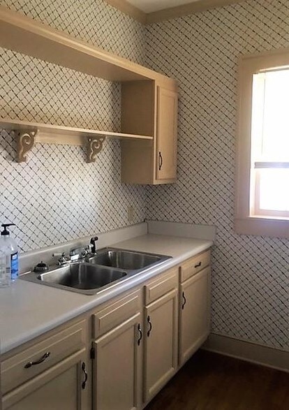 More Photos Of 208 N Gloster St, Tupelo Office For Sale