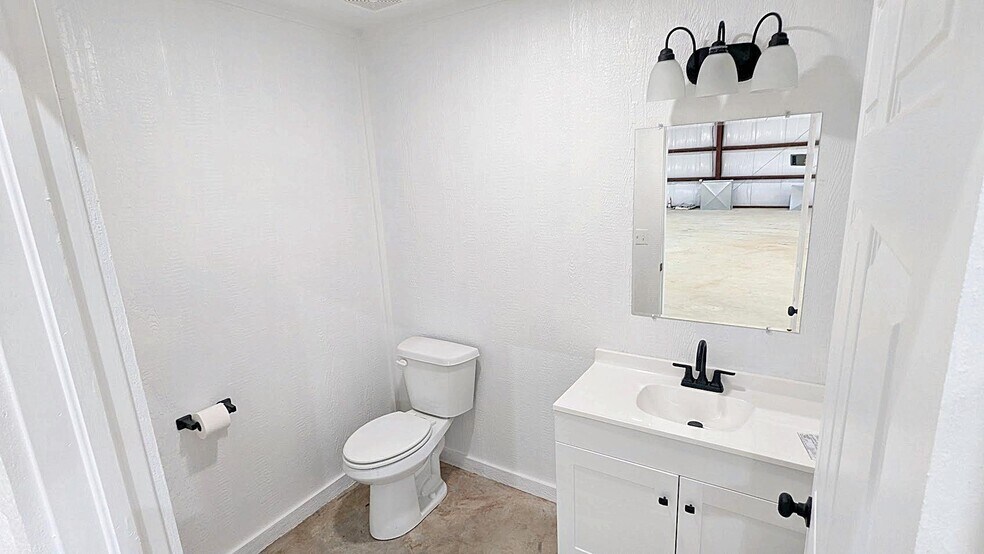 More Photos Of 1040 Moccasin Ave, Tahlequah Warehouse For Sale