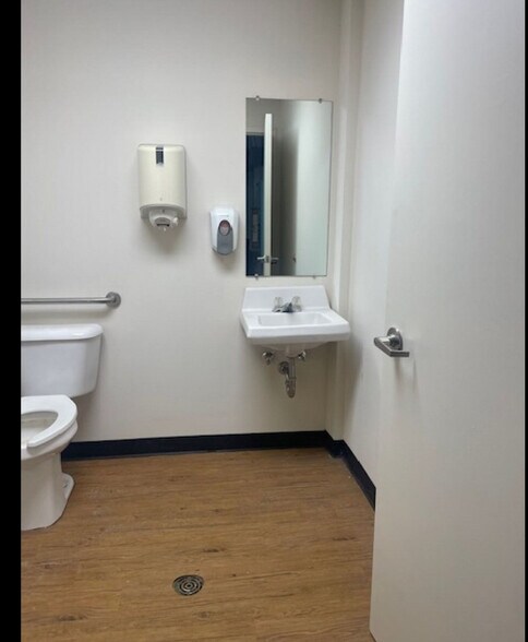 More Photos Of 104-106 North St, Auburn Freestanding For Lease