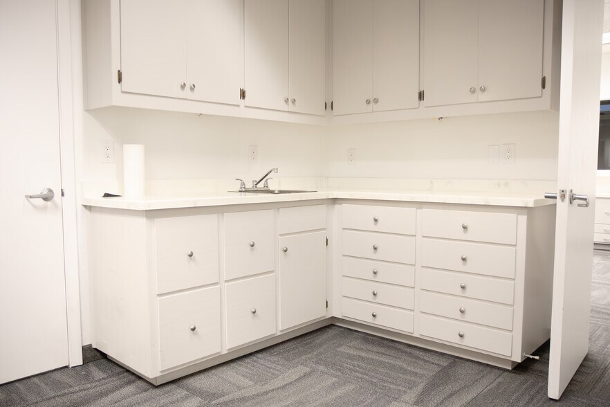 More Photos Of 1015 N Demaree Rd, Visalia Office For Lease