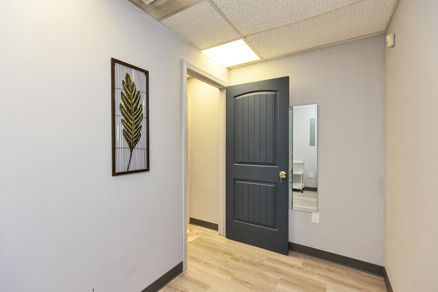 More Photos Of 254 N Broadway, Salem Storefront Retail Office For Sale