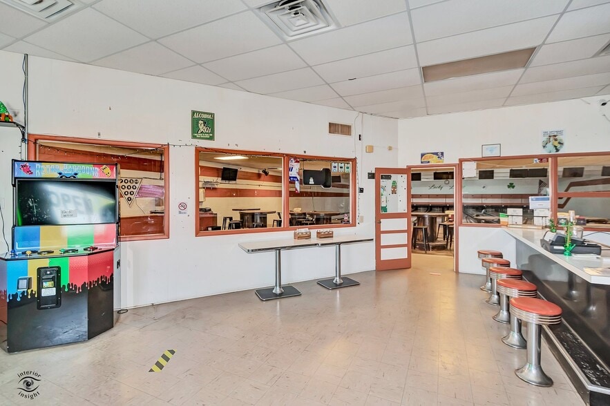 More Photos Of 405 NW Greely Ave, Iroquois Sports And Entertainment For Sale