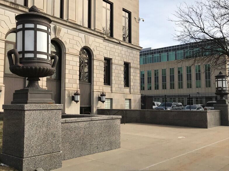 More Photos Of 123 E Walnut St, Des Moines Office For Sale