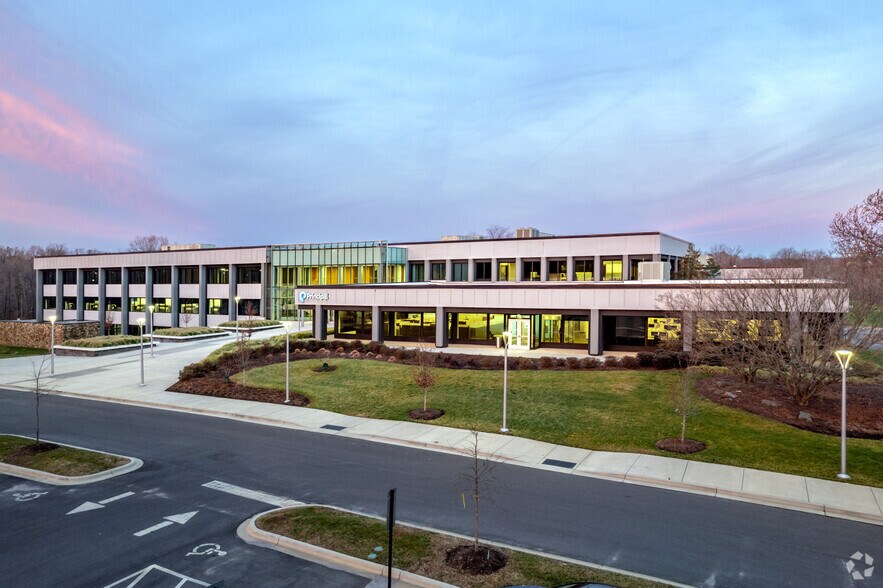 Primary Photo Of 401 McCullough Dr, Charlotte Office For Sale