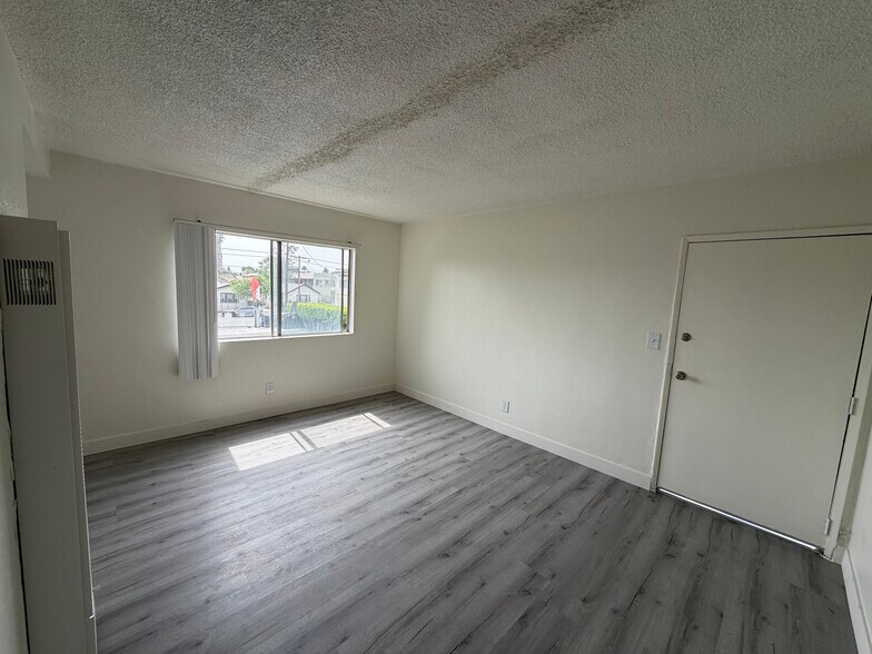 More Photos Of 1075 W 39th St, Los Angeles Apartments For Sale
