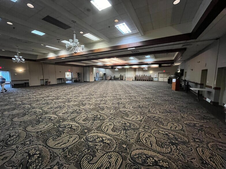 More Photos Of 155 Riverside St, Portland Hotel For Lease