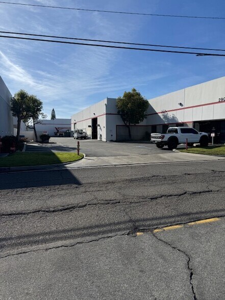 More Photos Of 2906 E Coronado St, Anaheim Warehouse For Lease