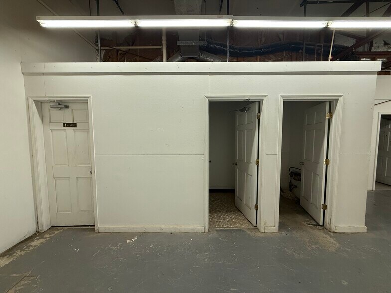 More Photos Of 808-810 N Monroe St, Waterloo Freestanding For Lease