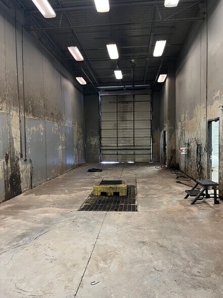 More Photos Of 5300 SW 33rd St, Oklahoma City Manufacturing For Lease