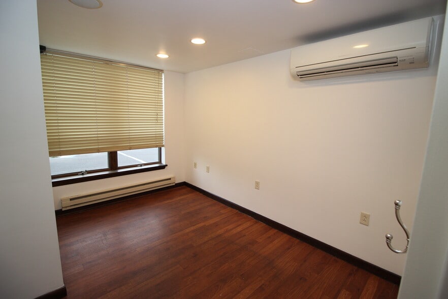 More Photos Of 1458 County Line Rd, Huntingdon Valley Flex For Sale
