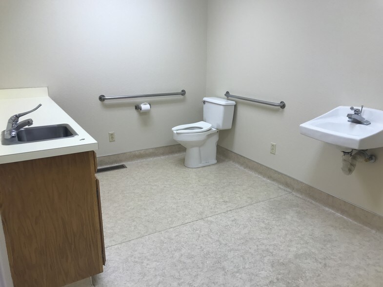 More Photos Of 901 Sunset Dr, Hollister Medical For Lease
