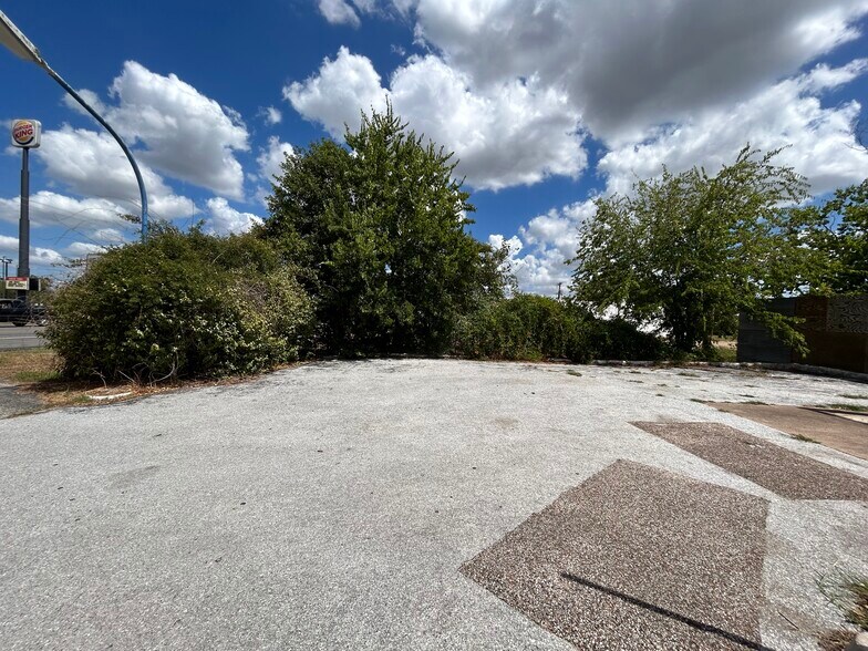 More Photos Of 1200 E Mulberry St, Angleton Auto Repair For Sale