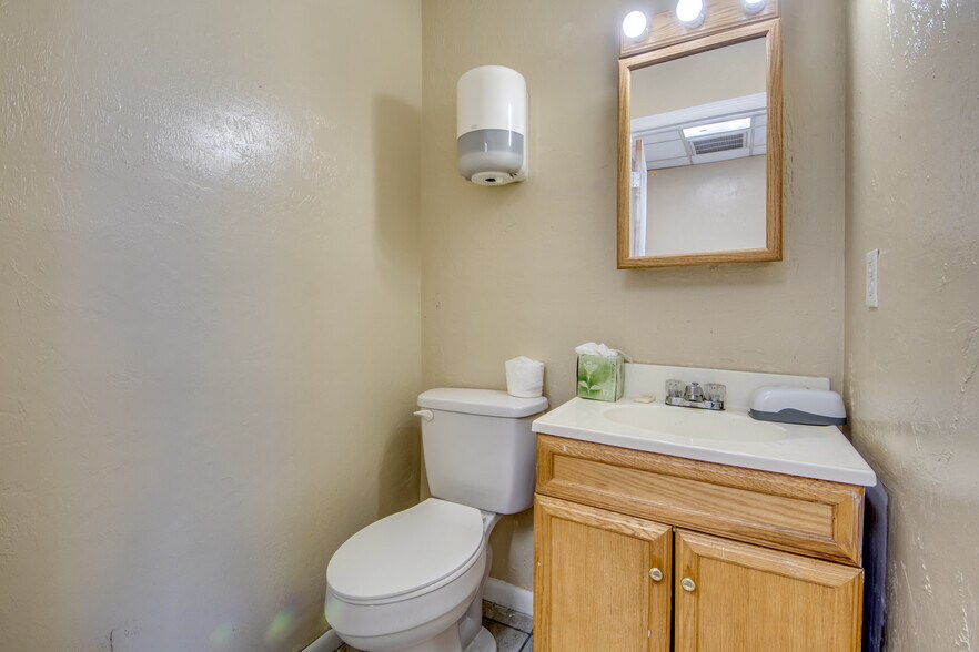 More Photos Of 931 NE 7th St, Cape Coral Warehouse For Sale