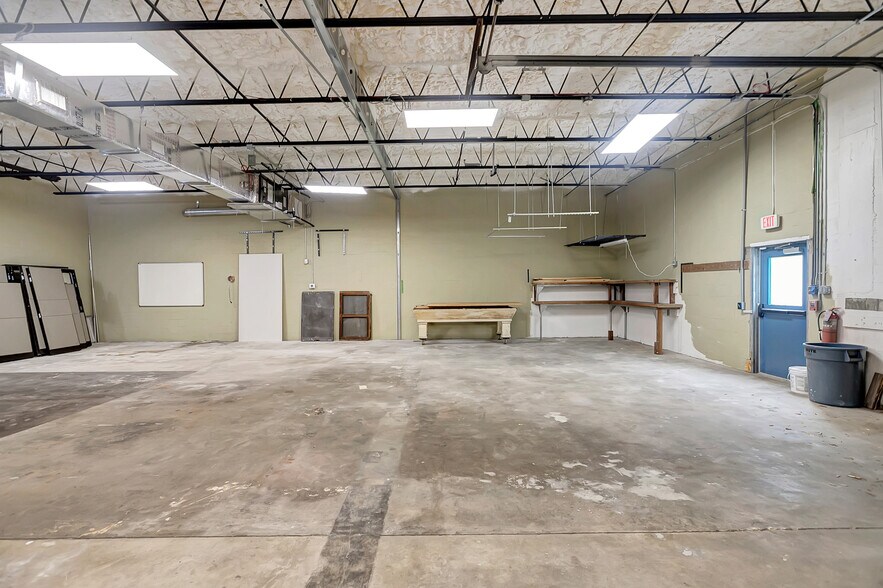 More Photos Of 450 94th Ave N, Saint Petersburg Flex For Lease