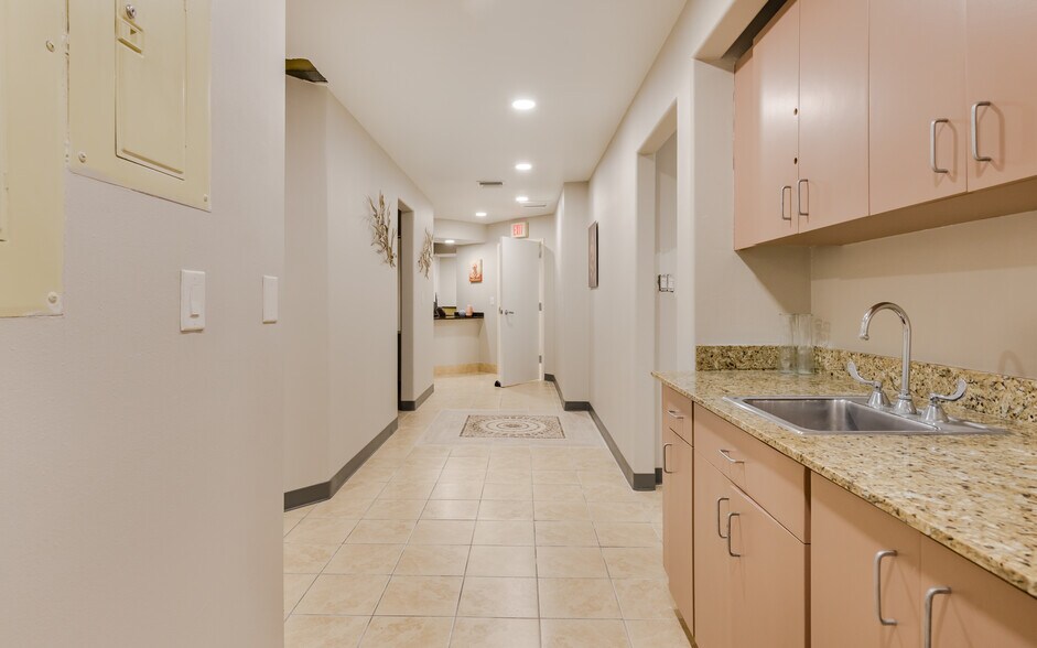 More Photos Of 12734 Kenwood Ln, Fort Myers Medical For Lease