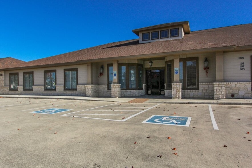 More Photos Of 1921 Corporate Dr, San Marcos Office For Lease