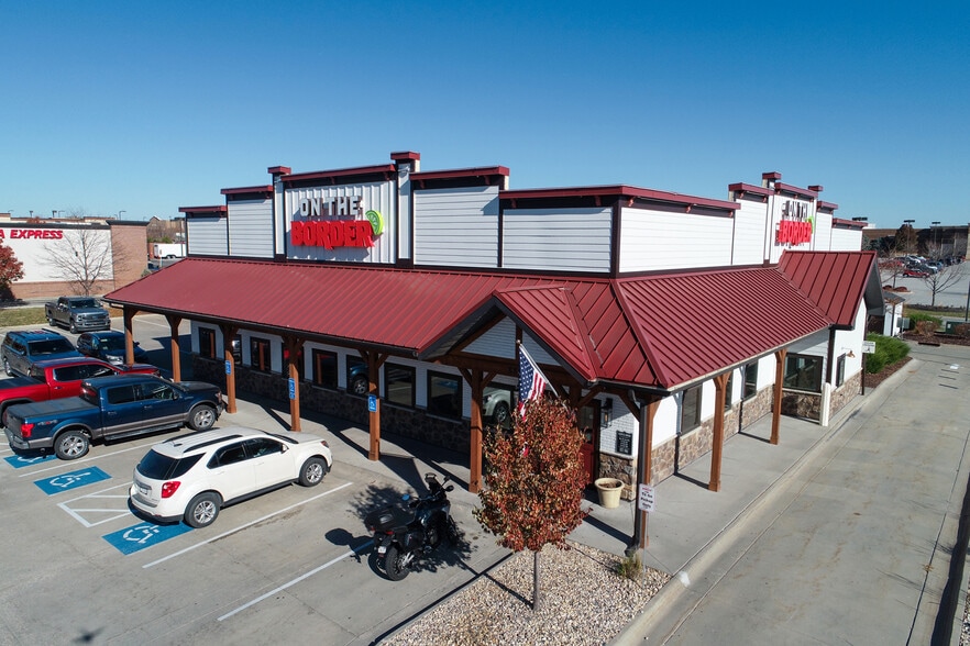 Primary Photo Of 8810 S 71st Plz, Papillion Restaurant For Lease