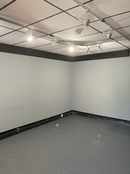 More Photos Of 4111 12 Mile Rd, Berkley Storefront For Sale
