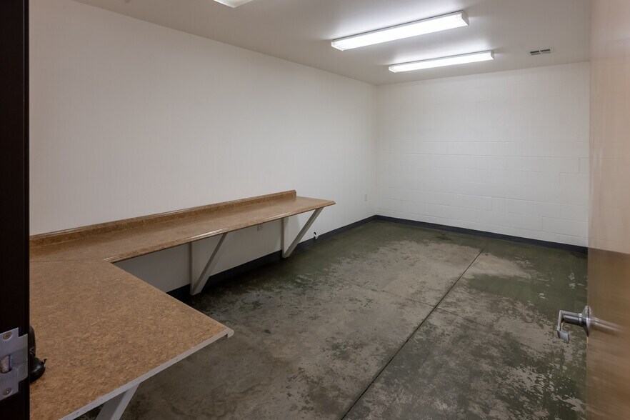 More Photos Of 736 SW Umatilla Ave, Redmond Warehouse For Lease