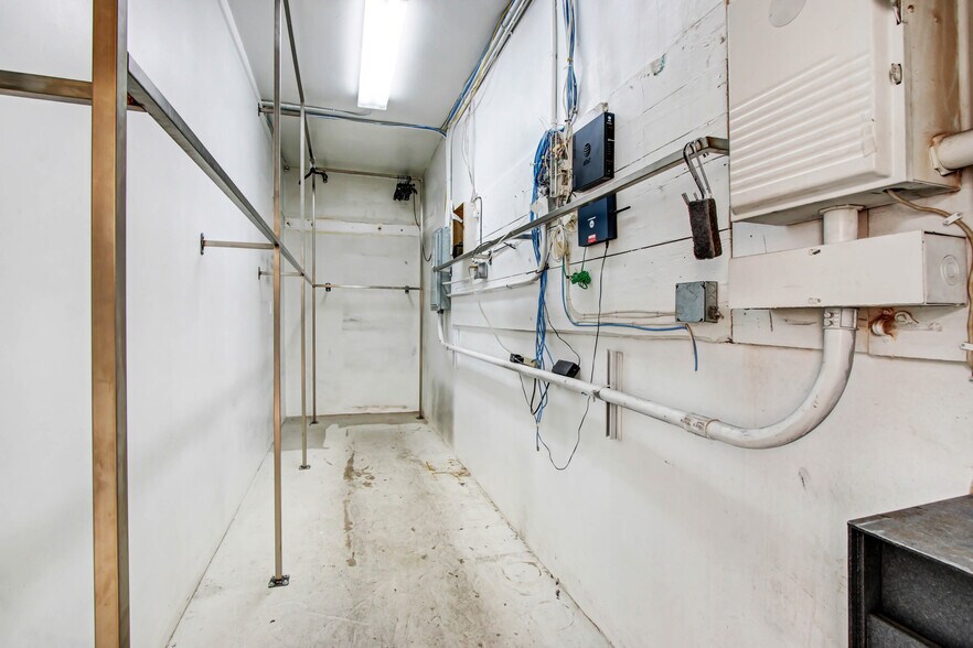 More Photos Of 416-424 N Fairfax Ave, Los Angeles Storefront For Lease