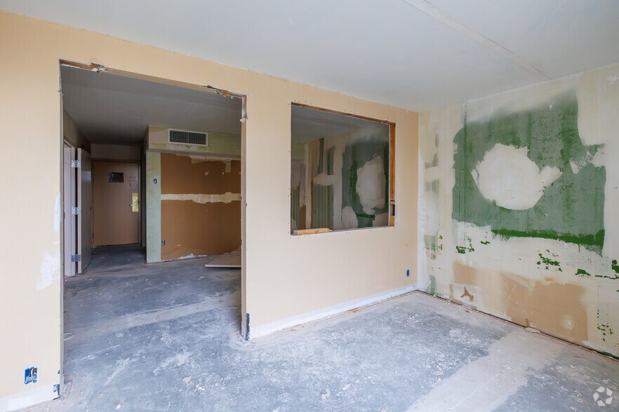 More Photos Of 700 Scott Ave, Farmington Hotel For Sale