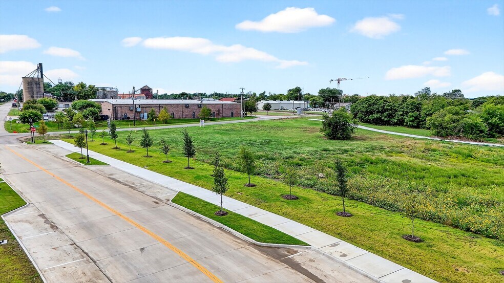 More Photos Of 512 N Oklahoma Dr, Celina Office For Sale