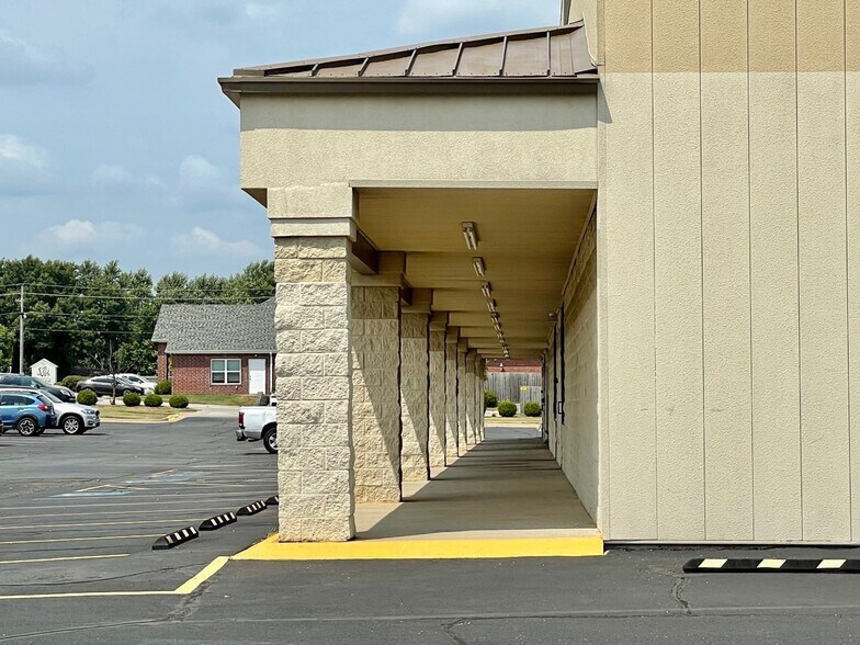More Photos Of 120 Southwinds Rd, Farmington Restaurant For Sale