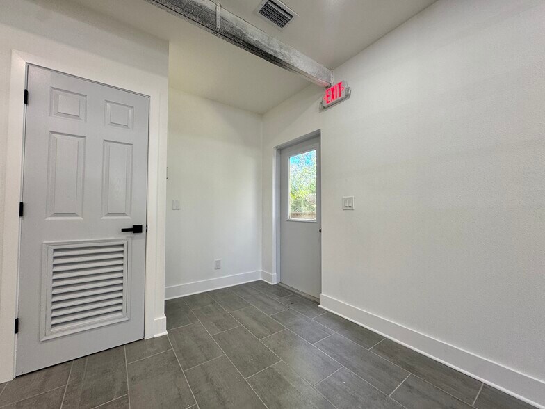 More Photos Of 557 W Plant St, Winter Garden Office For Sale