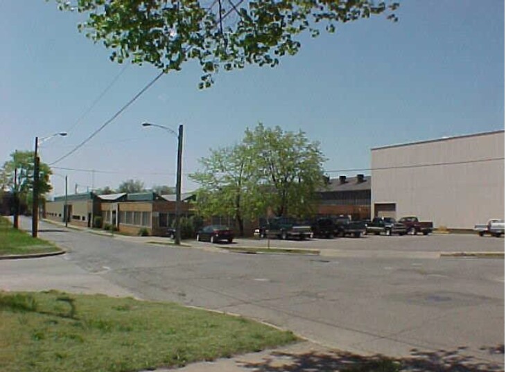 More Photos Of 1709 Thompson St, Lansing Warehouse For Lease