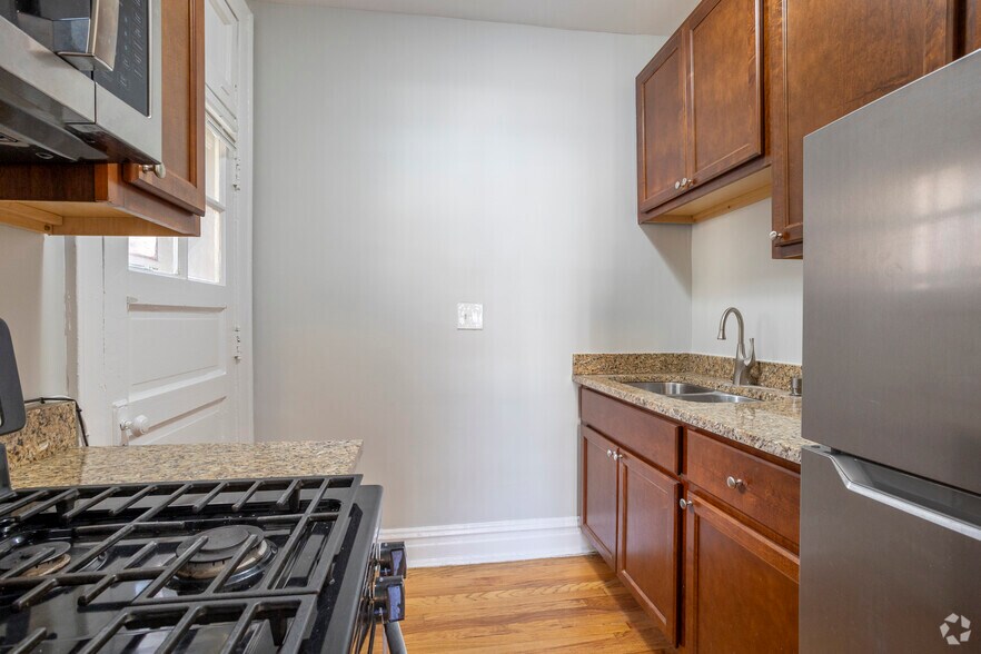 More Photos Of 1000-1010 North Blvd, Oak Park Apartments For Lease