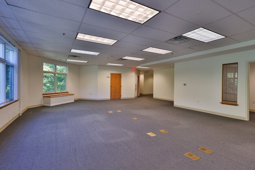 More Photos Of 1425 Mountain Dr N, Bethlehem Office For Sale