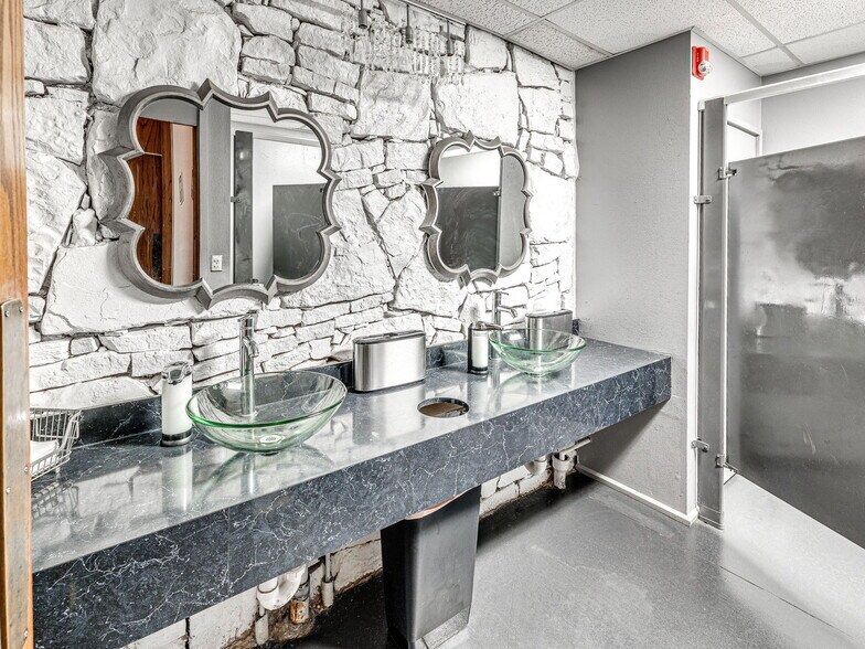 More Photos Of 6009 NW Expressway St, Oklahoma City Specialty For Sale