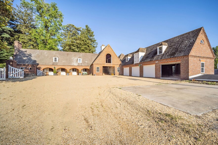 More Photos Of 6220 Town Point Rd, Tracys Landing Restaurant For Lease