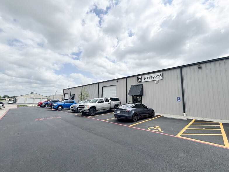 Primary Photo Of 4173 N 20th St, Ozark Warehouse For Lease
