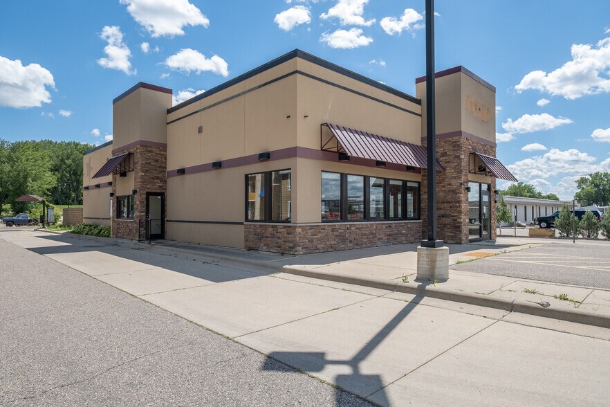 More Photos Of 101 W Lind St, Mankato Fast Food For Lease