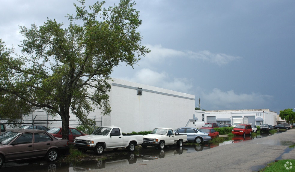 More Photos Of 5721 Funston St, Hollywood Warehouse For Lease