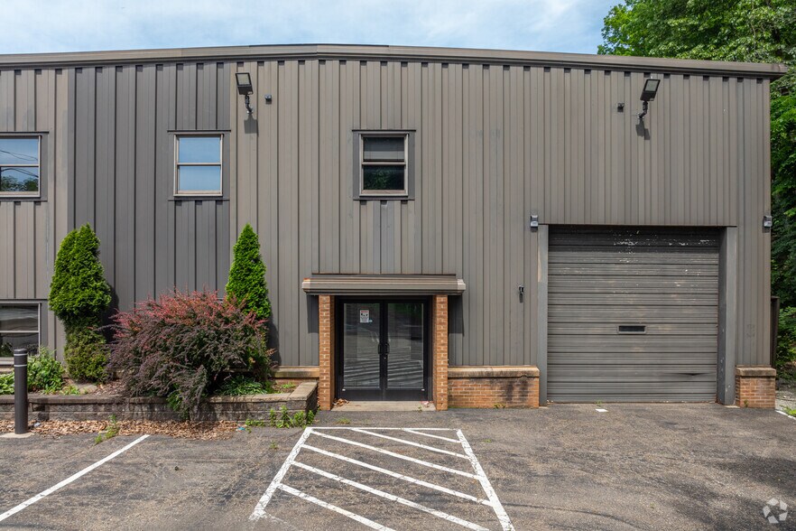 More Photos Of 921 Saw Mill Run Blvd, Pittsburgh Light Distribution For Sale