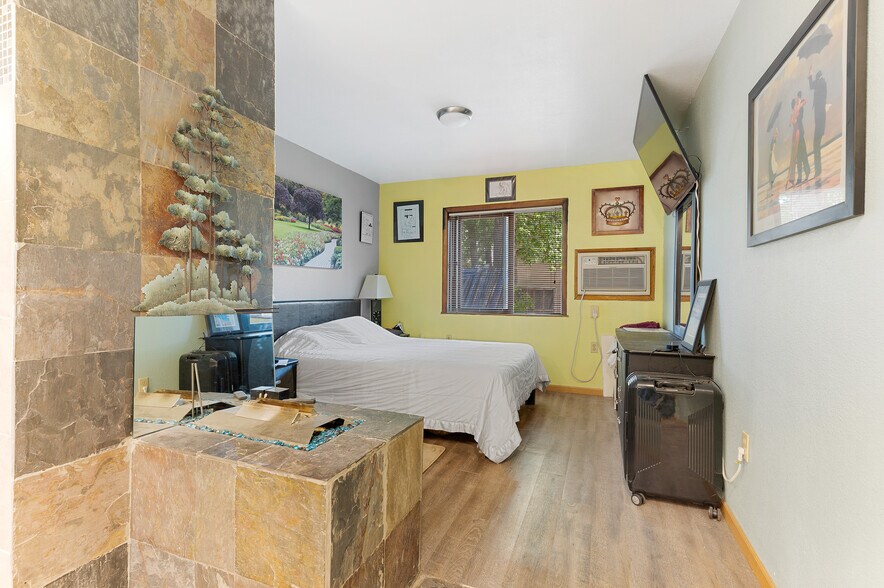 More Photos Of 518 National St, Belle Fourche Hotel For Sale