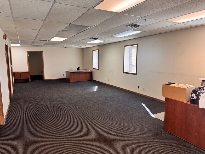 More Photos Of 32 Marquette Ave, Oglesby Warehouse For Lease