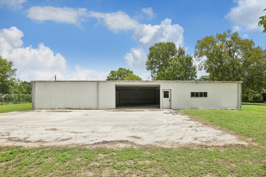 More Photos Of 610 New York St, Navasota Flex For Lease