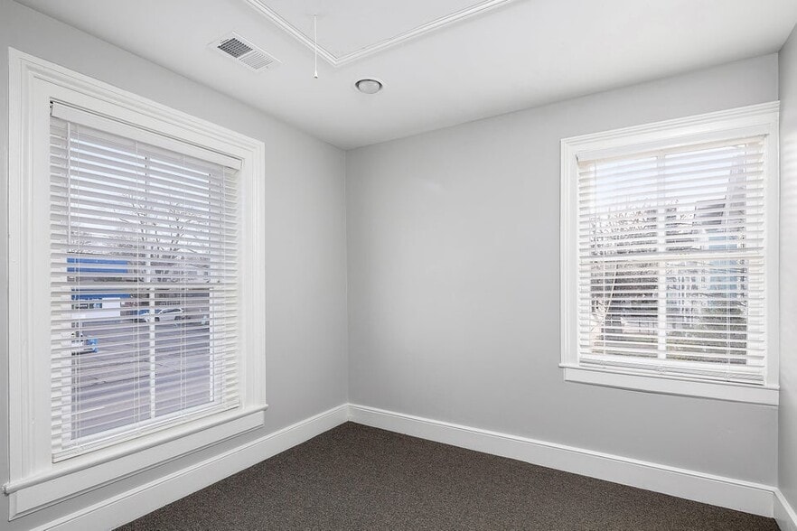 More Photos Of 640-642 W Main St, Lexington Office For Lease