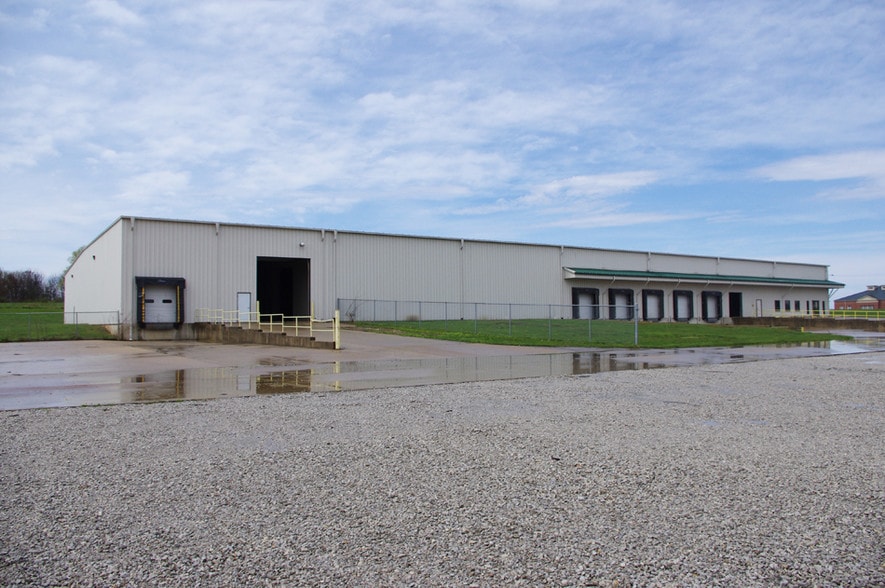 More Photos Of 2602 W Randolph St, Vandalia Distribution For Lease